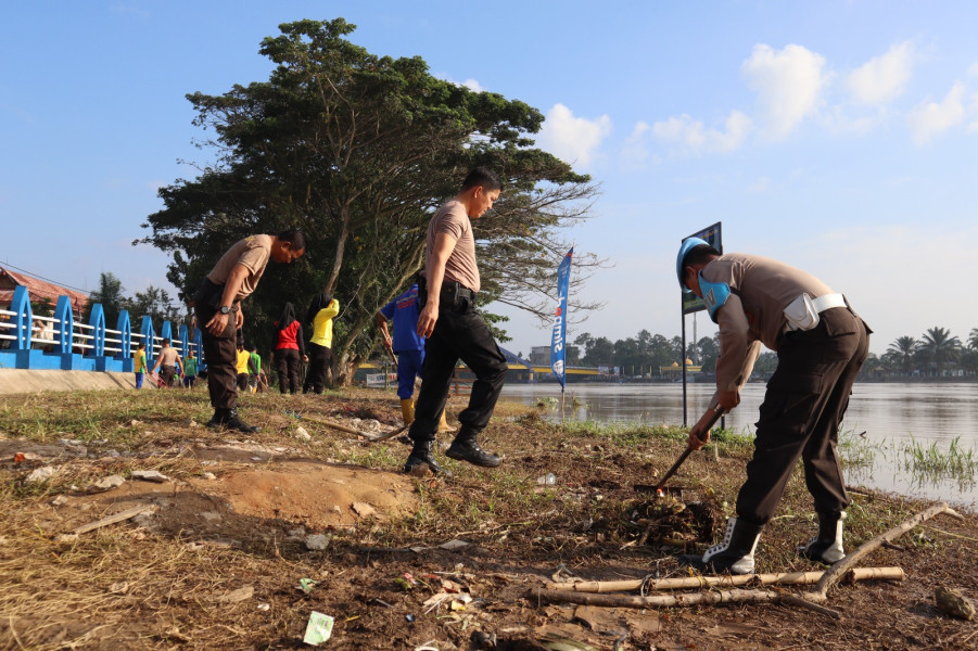 Peduli Lingkungan, Polres Inhu Motori Bersih Sampah Serentak di Rengat